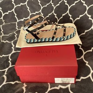 I sale this beautiful valentino shoes becose is a little big for me